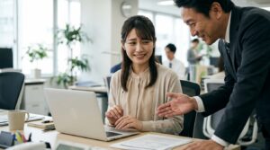 職場で男性上司に話しかけられる女性社員